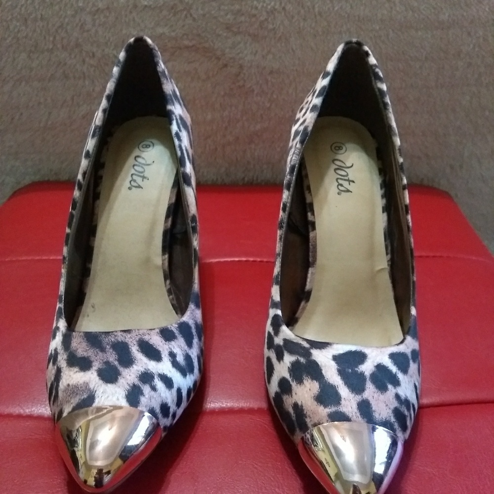 Dots' heels